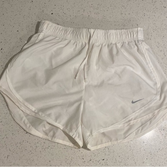 Nike Women's White Shorts - Picture 4 of 4